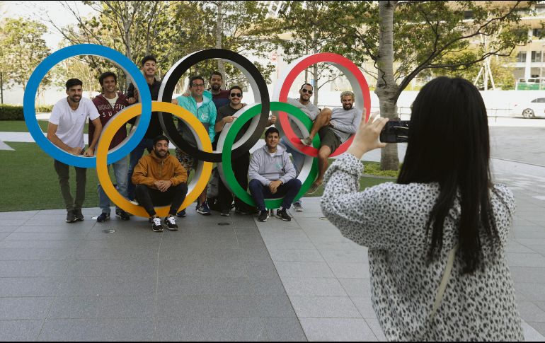 INCERTIDUMBRE. Afuera de las instalaciones olímpicas en Tokio hay muestras de optimismo de que los Juegos se celebrarán, pero cada vez se suman más voces que se oponen al evento. AP• G. Borgia