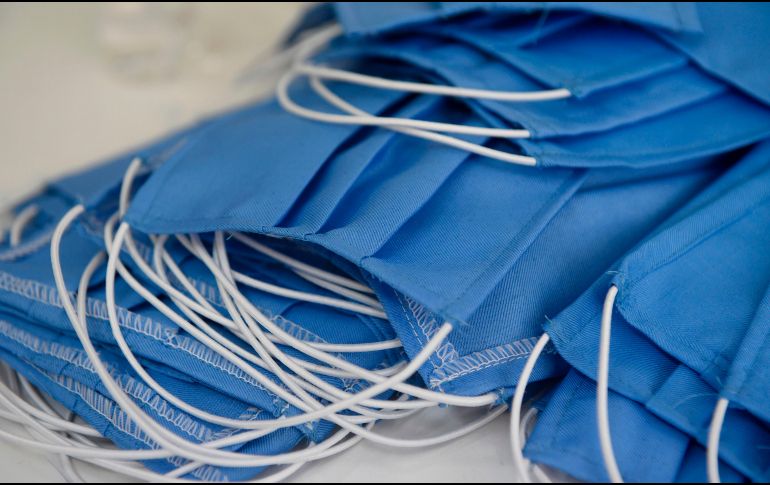 Ante la escasez de material, el gobierno anunció la distribución de medio millón de cubrebocas adicionales para sanitarios y unas 800 mil para pacientes. AFP / M. Riopa