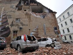 Una pared colapsada cayó sobre vehículos en Zagreb. Dos temblores fuertes, con magnitudes de entre 5.0 y 5.5 grados, se registraron en la capital croata. AP