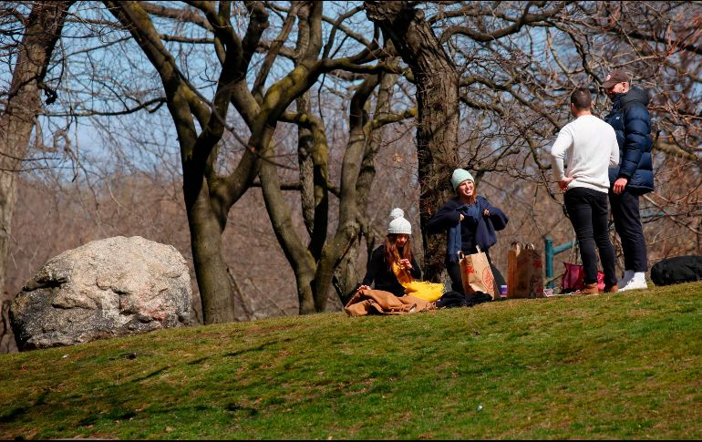 Personas en Central Park este domingo, en la ciudad de Nueva York. Cuomo ordenó que la ciudad le entregue en 24 horas un plan para reducir la densidad de público que todavía se reúne en espacios públicos pese al avance del virus. AFP/K. Betancur