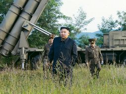 LÍDER. Kim Jong-Un supervisa las pruebas de armamento militar. EFE