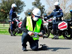 Policías locales monitorean los movimientos de los ciudadanos con la ayuda de un avión no tripulado, en la ciudad italiana de Grosseto. AP/J. Lorenzini