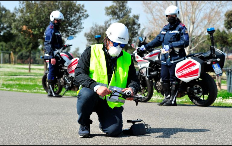 Policías locales monitorean los movimientos de los ciudadanos con la ayuda de un avión no tripulado, en la ciudad italiana de Grosseto. AP/J. Lorenzini