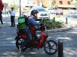 Repartidor de Uber Eats en la Glorita Chapalita. EL INFORMADOR / ARCHIVO