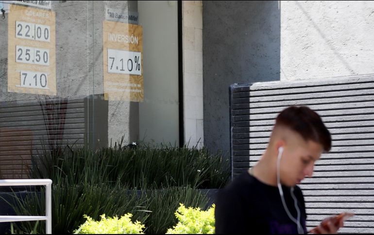 En ventanillas de bancos, el dólar se vendió aún más caro, en medio de preocupaciones por el impacto económico que tendrá a nivel global el avance del nuevo coronavirus. Xinhua/S. Quintero