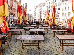 Mesas y sillas lucen vacías en el exterior de un restaurante cerrado, en Berlín, Alemania. XINHUA/B. Truong