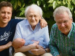 Familia. Es fundamental estar atento a las personas de la tercera edad durante esta temporada de contingencia. ESPECIAL