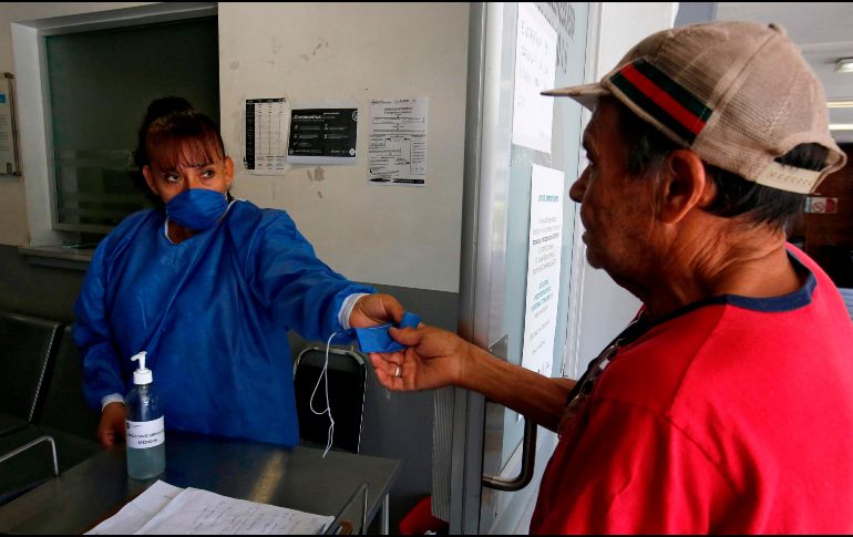 El jefe del Ejecutivo federal hace un llamado para que en las familias se cuide a los adultos mayores, y pide aplicarse aún más para proteger a las personas de la tercera edad. AFP / U. Ruiz