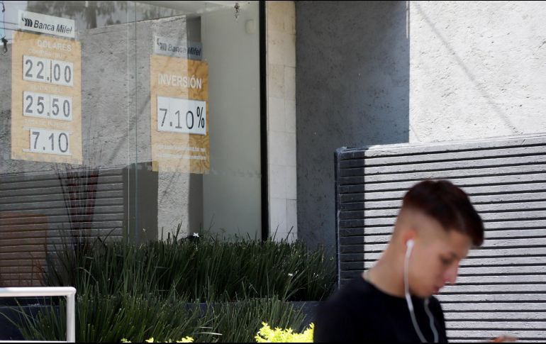 Desde que inició el año, el peso ha perdido casi una tercera parte de su valor ante el dólar. XINHUA / S. Quintero