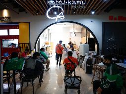 Repartidores esperan pedidos en una tienda de té dentro de un centro comercial cerrado en Bangkok, Tailandia. EFE/D. Azubel