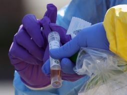 Ricardo Villanueva da instrucciones para habilitar tres laboratorios para la aplicación de pruebas de detección de coronavirus. AFP / B. Bennett