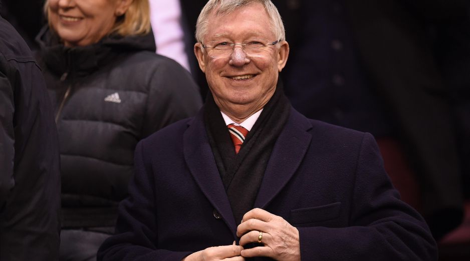 Que un libro cuente la vida de Sir Alex Ferguson ya es bastante motivo para leerlo, pues logró llevar el vestidor del ManU por casi 30 años y en ese lapso los convirtió en el equipo más ganador de Inglaterra. AFP / ARCHIVO