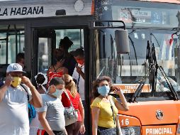 Ciudadanos usan tapabocas bajando de un ómnibus de transporte público, este martes, en La Habana. EFE/Y. Zamora