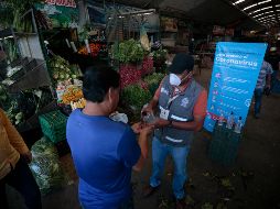 En varios puntos del Mercado de Abastos se otorga gel y cubrebocas a los clientes. EL INFORMADOR / F. Atilano