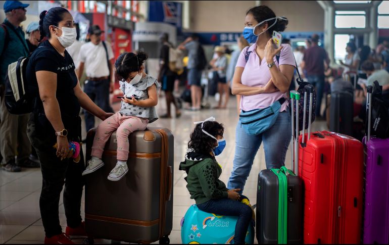 Los turistas varados no pueden salir a las calles ni rentar habitaciones porque ambas opciones fueron restringidas por las autoridades cubanas. AP/R. Espinosa