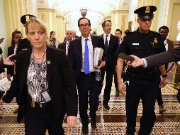 Steven Mnuchin, secretario del Tesoro, abandona las oficinas del líder demócrata Charles Schumer. El proceso de negociación tardó cinco días. AFP/C. Somodevilla