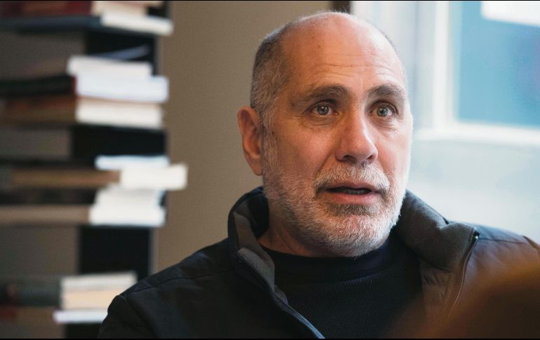 Escritor. El también cineasta Guillermo Arriaga invita a leer su más reciente novela, “Salvar el fuego”, durante esta temporada de estar en casa. AFP