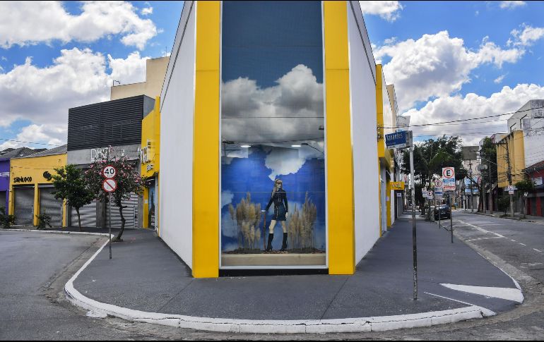 Una calle de tiendas usualmente concurrida lucía vacía ayer en Sao Paulo, donde la autoridad local decretó el cierre de comercios. AFP/ARCHIVO