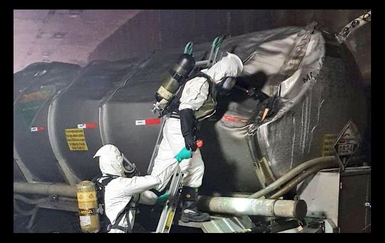 Pipa con sosa cáustica vuelca en túnel de López Mateos