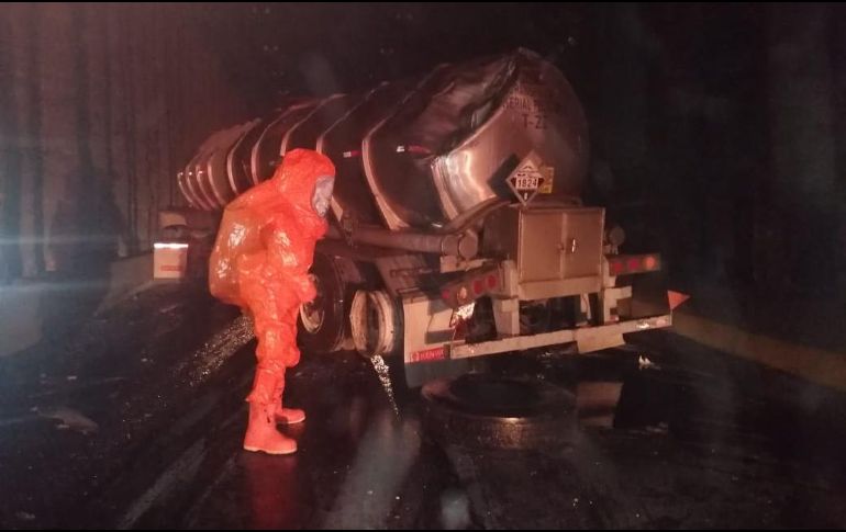 Pipa con sosa cáustica vuelca en túnel de López Mateos