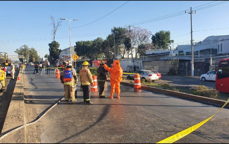 Pipa con sosa cáustica vuelca en túnel de López Mateos