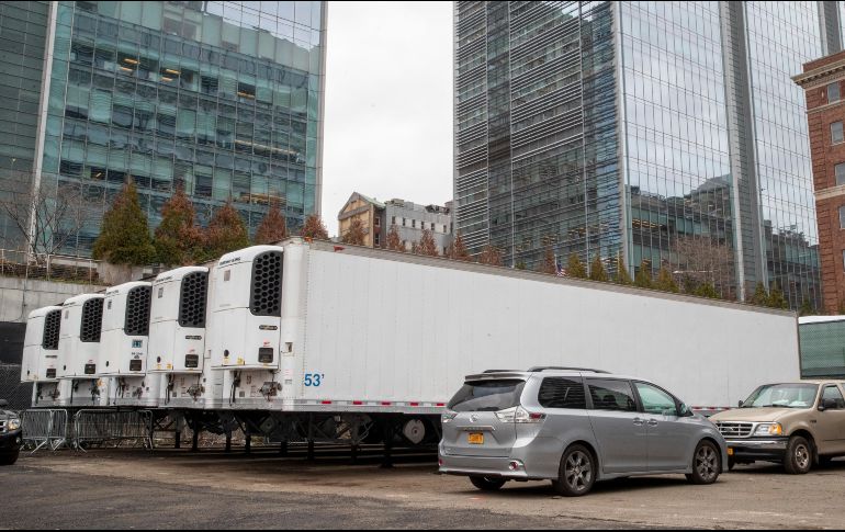 En la zona se encuentran dos camiones refrigerados y un equipo con atuendos militares y mascarillas que ha ayudado a montar el dispositivo, que cuenta también con varias carpas de color blanco. AP / M. Altaffer
