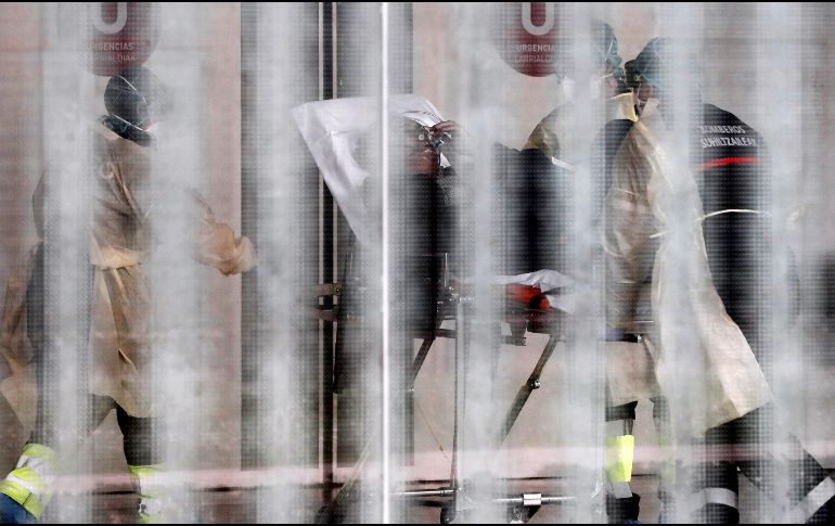 Ingreso de un paciente en el hospital de Navarra, donde se implementó un operativo para desinfectar tanto ambulancias como material médico intrahospitalario. EFE/J. Diges