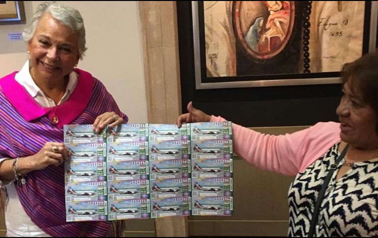 Los funcionarios de Gobernación le compraron los boletos a la señora María Victoria Herrera, quien se dedica a comercializarlos. TWITTER/M_OlgaSCordero