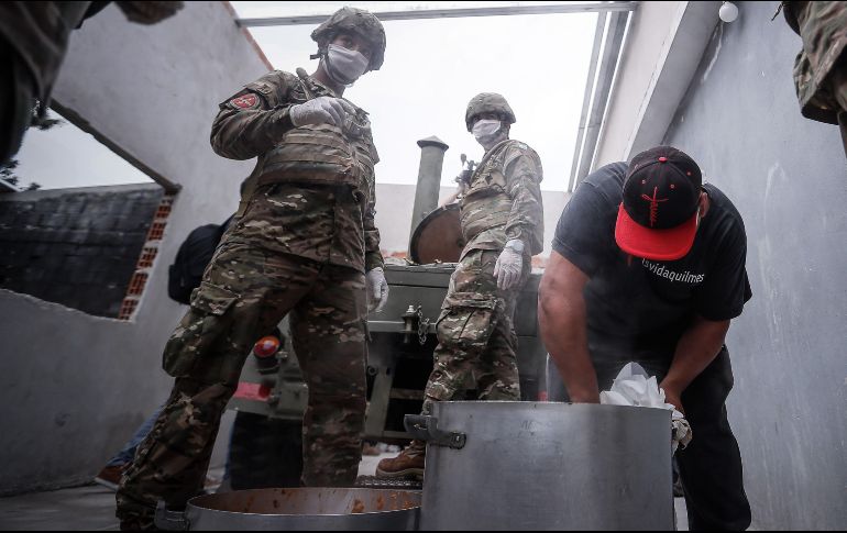 Habitantes esperan las ayudas distribuidas por soldados del Ejército en barrios pobres del Gran Buenos Aires, donde la gente se ve imposibilitada de trabajar como consecuencia de la cuarentena obligatoria. EFE/J. Roncoroni