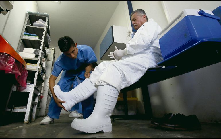 Personal médico del Hospital General de Occidente se alista con trajes especiales para evitar contraer el virus. Hasta ayer se tenían confirmados 232 casos: 177 de ellos (76%) en la metrópoli. AFP/U. Ruiz