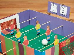A  jugar. Hacer tu propio futbolito con materiales reciclados te brindará horas de diversión con tus serer queridos. ESPECIAL