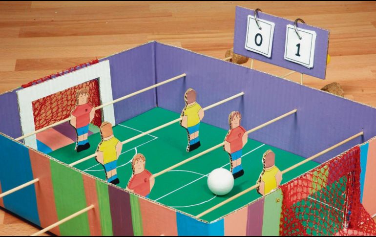 A  jugar. Hacer tu propio futbolito con materiales reciclados te brindará horas de diversión con tus serer queridos. ESPECIAL