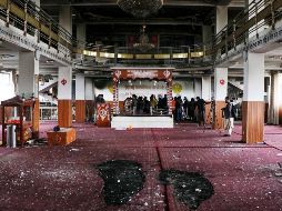 Personal de seguridad inspecciona el templo después del ataque. AFP
