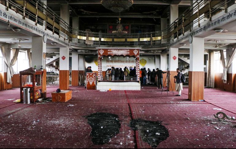 Personal de seguridad inspecciona el templo después del ataque. AFP