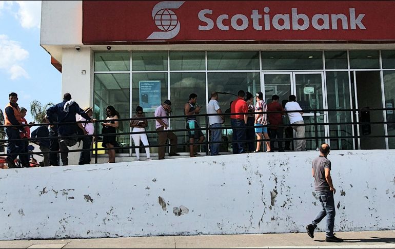 Sucursal bancaria con gran afluencia durante los primeros días de contingencia; actualmente operan con el número indispensable de personal. EL INFORMADOR / ARCHIVO