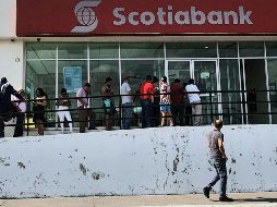 Sucursal bancaria con gran afluencia durante los primeros días de contingencia; actualmente operan con el número indispensable de personal. EL INFORMADOR / ARCHIVO