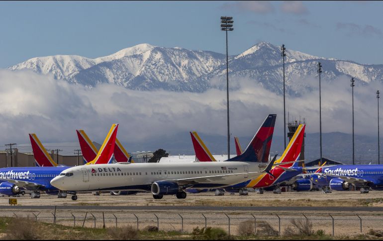 La caída en los viajes y el cierre de fronteras impactó en la industria de la aviación comercial. Para aerolíneas, la asignación contemplada es de 25 mil millones de dólares. AFP/ARCHIVO