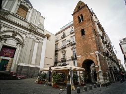 Las calles de Nápoles lucen semidesiertas debido a las medidas de confinamiento dictaminadas por las autoridades. EFE/C. Abbate