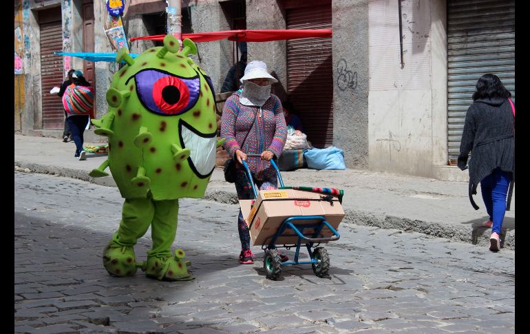 Las personas reaccionaron de manera positiva, e incluso se toman fotos con los personajes. EFE/L. Reglero