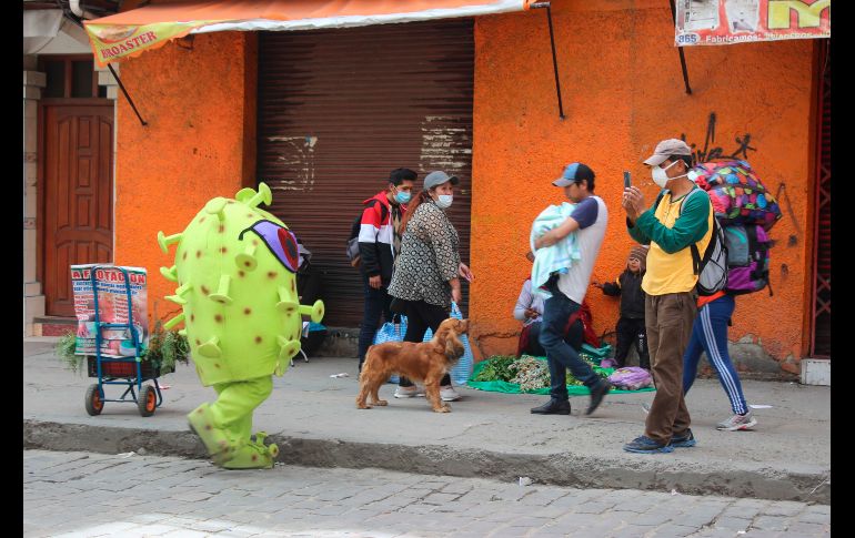 Las personas reaccionaron de manera positiva, e incluso se toman fotos con los personajes. EFE/L. Reglero