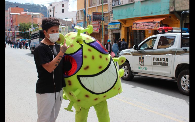 Las personas reaccionaron de manera positiva, e incluso se toman fotos con los personajes. EFE/L. Reglero