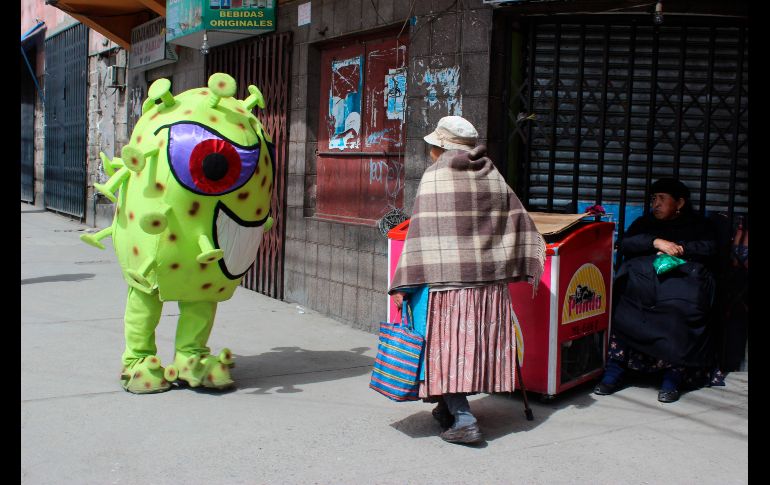 Las personas reaccionaron de manera positiva, e incluso se toman fotos con los personajes. EFE/L. Reglero