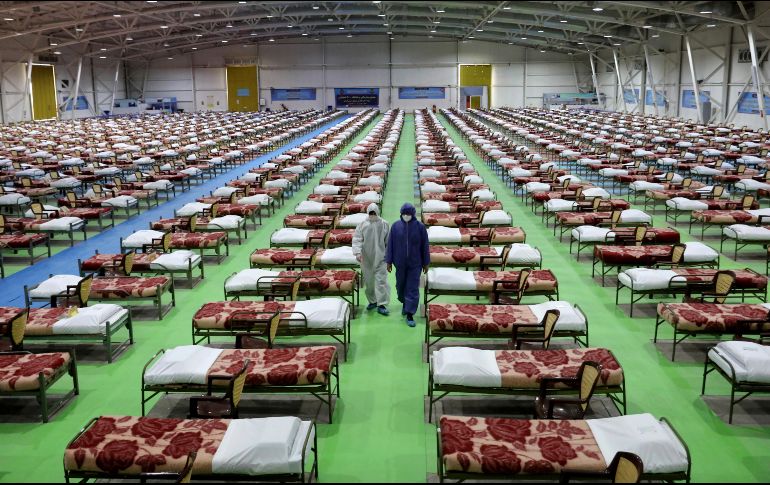 Soldados caminan en un hospital temporal en Teherán, Irán, habilitado para tratar a enfermos de COVID-19. En el país, el coronavirus ha causado ya la muerte de dos mil 234 de los más de 29 mil contagiados. AP/E.  Noroozi