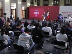 Además de la separación de sillas, no se permite el ingreso de más de 100 personas al Salón Tesorería en Palacio Nacional y el uso de gel antibacterial. NTX / ARCHIVO