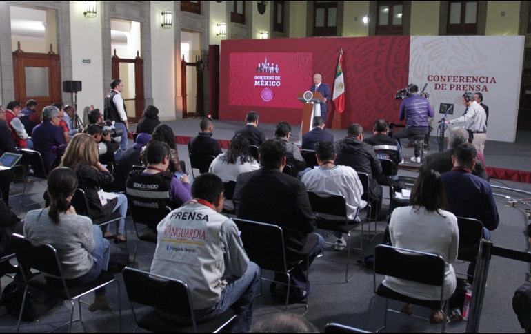 Además de la separación de sillas, no se permite el ingreso de más de 100 personas al Salón Tesorería en Palacio Nacional y el uso de gel antibacterial. NTX / ARCHIVO