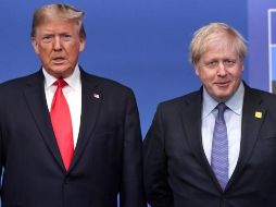 Donald Trump posa con el primer ministro británico, Boris Johnson, tras un encuentro bilateral. EFE/F. Arrizabalaga