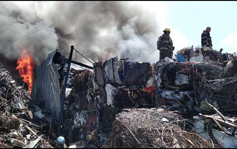 Bomberos de Tonalá llegaron al cruce San Nicolás y Arroyo de Enmedio, en Santa Paula. ESPECIAL
