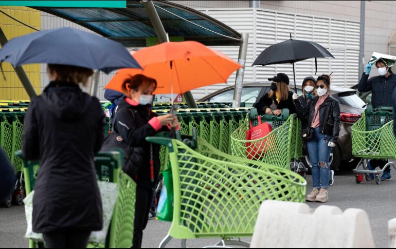 Varias personas esperan en fila a poder entrar en un supermercado de Roma. EFE/M. Percossi