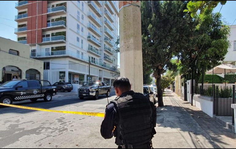 Después de una llamada al 911 llegaron oficiales de la Policía de Guadalajara y paramédicos, quienes encontraron que la persona ya había fallecido. ESPECIAL