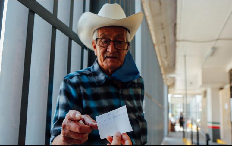 Algunos de los adultos mayores sólo encuentran instrucciones de funcionarios sin poder consumar el cobro de apoyos. EL INFORMADOR/G. Gallo
